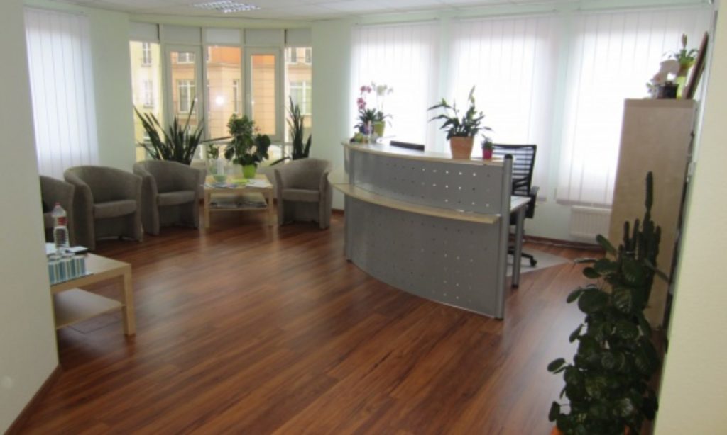 Eingang SidiMed mit Sitzmöglichkeiten