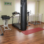 Fitnessstudio mit Fitnessgeräten
