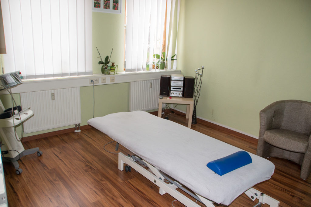 Therapieraum mit Behandlungsliege