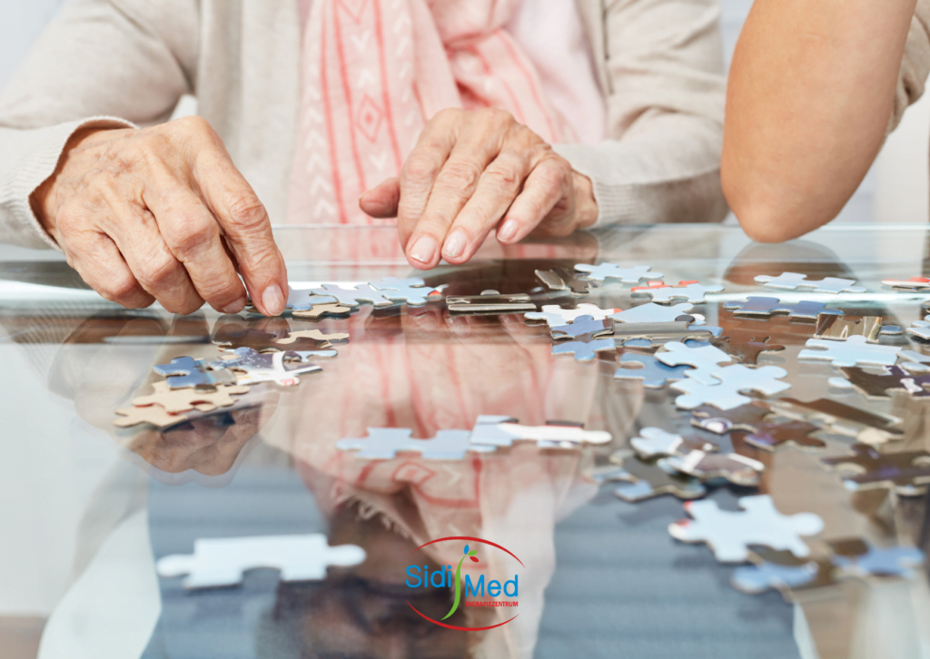 ältere Frau puzzelt