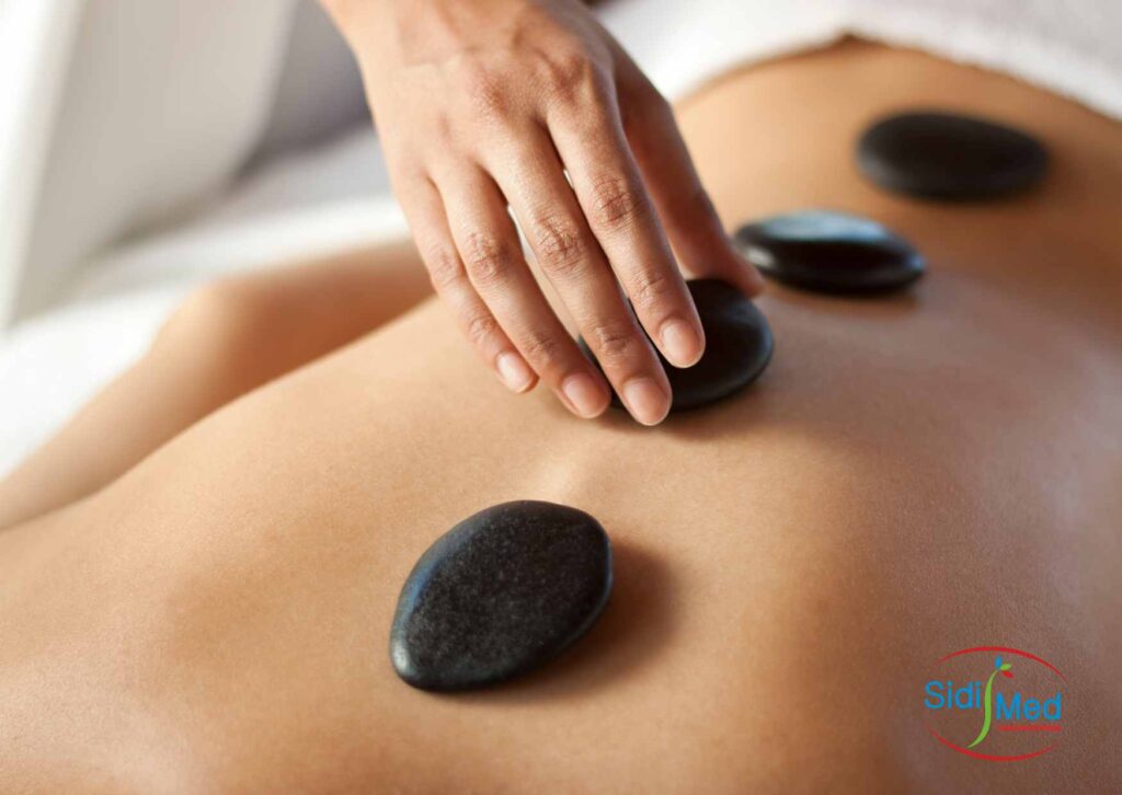 Therapeut legt Steine auf den Rücken