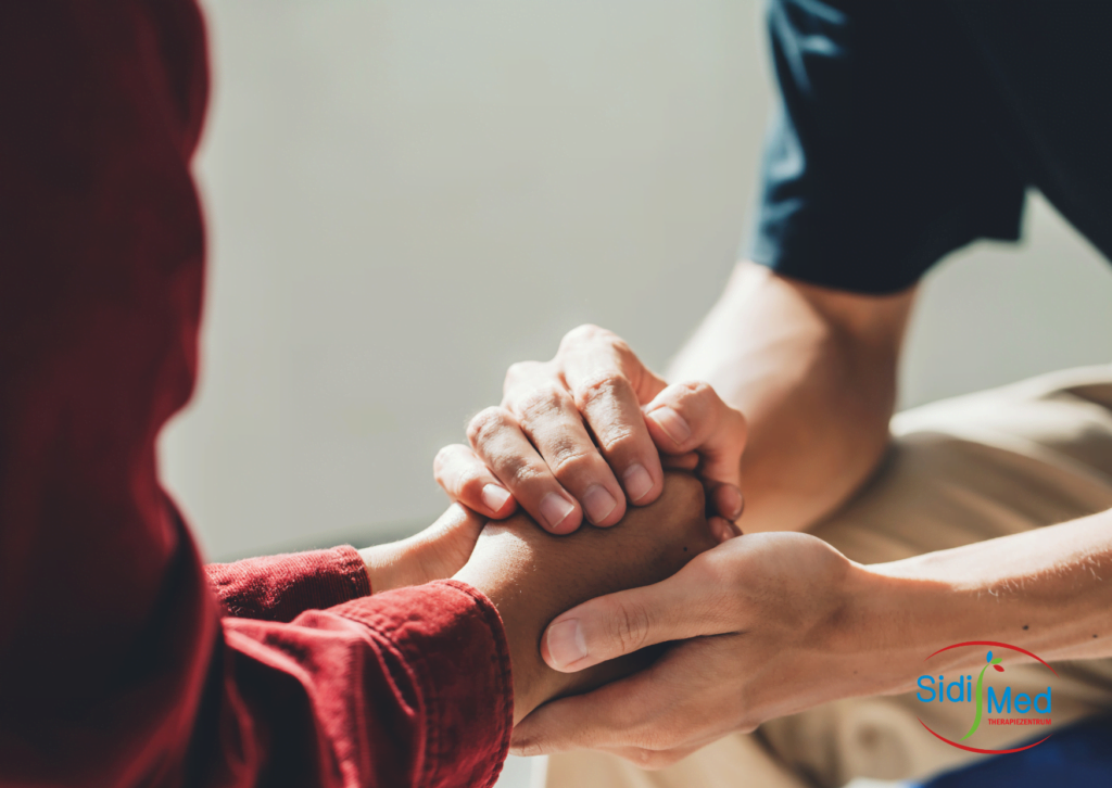 Therapeut hält Hand von Pateint