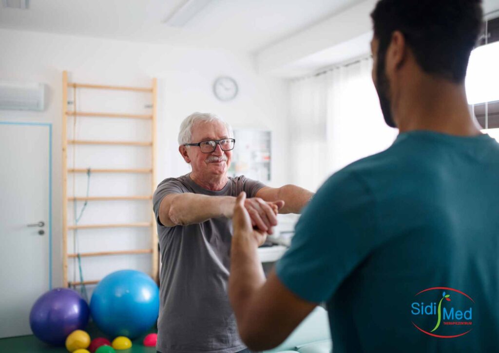 Älterer Mann macht mit Therapeut Sport