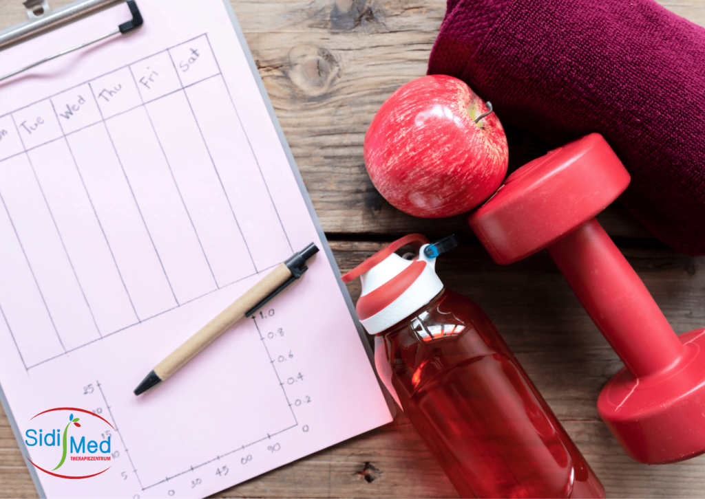 leerer Trainingsplan mit Sportutensilien und Apfel